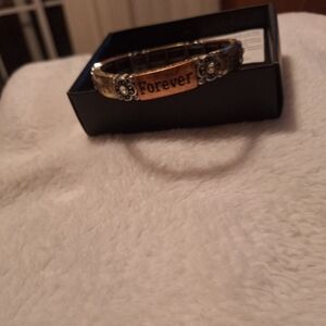 Avon- Loving Family Stretch Braclet Sister/friends NWOT